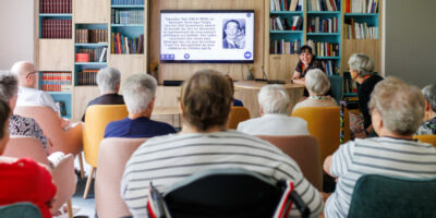 Animation collective Wivy sur télévision présenté par une animation aux résidents